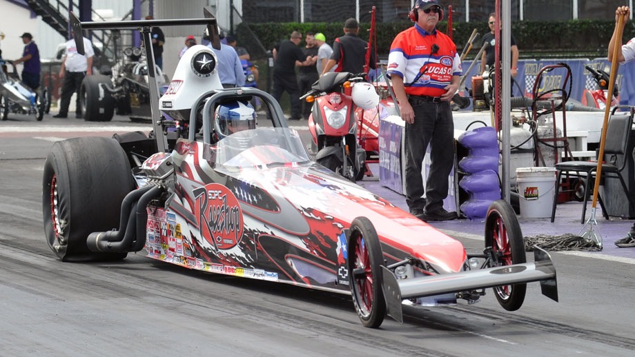 Top Dragster launches at starting line