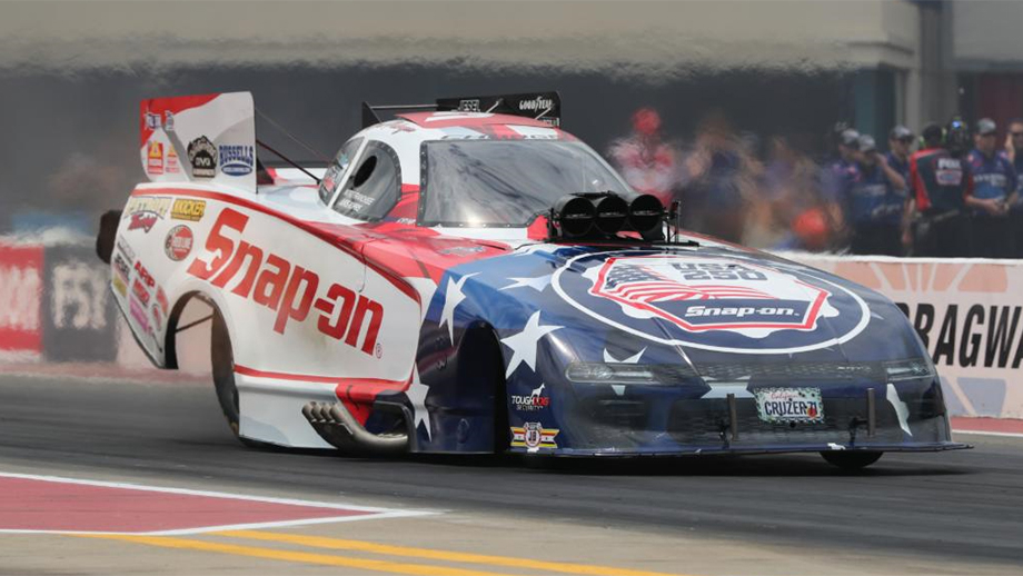 ホイルエラー品　PENSKE 【 DRAG BUS 】フォルクスワーゲン Cruz Pedregon chasing first Sonoma Funny Car win in nearly 30