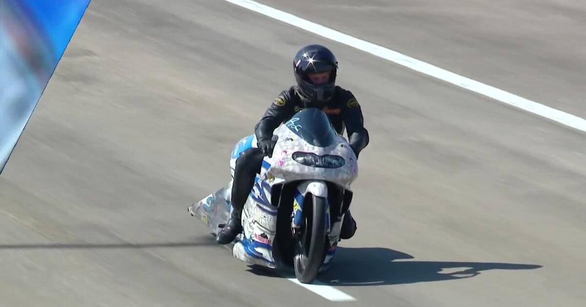 Jianna Salinas gets close to the guardwall 2019 Dallas
